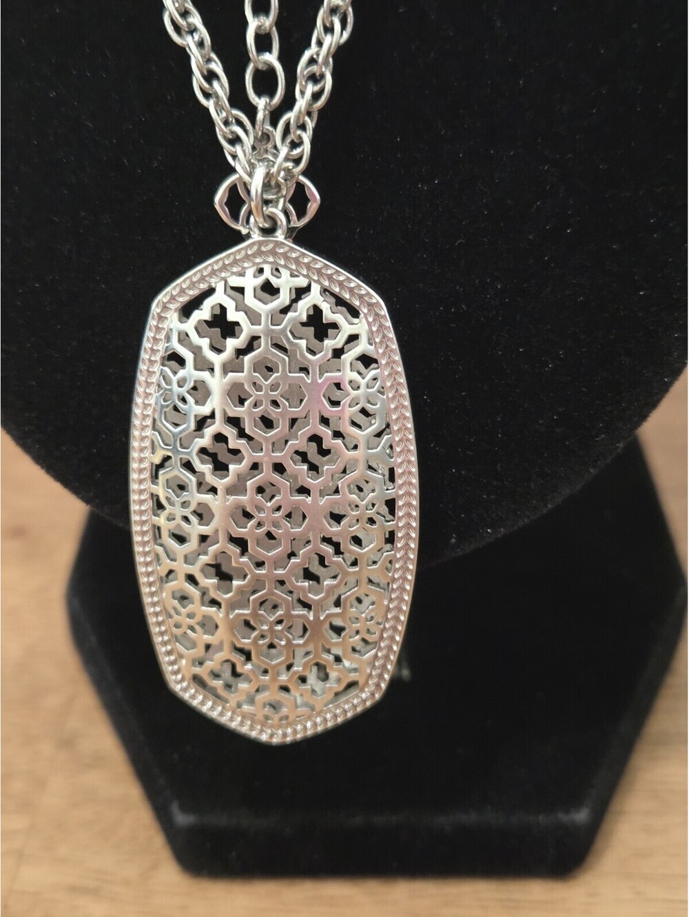 Beautiful Kendra Scott Filagree Pendant Necklace - Picture 2 of 4
